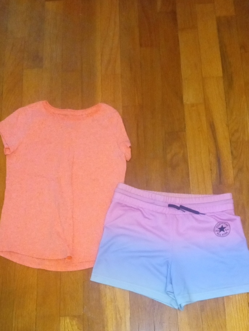 girl med pink purple CONVERSE shorts and short sleeve tee